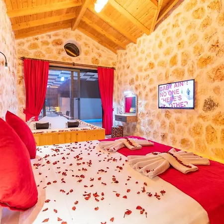Villa Havuzu Disaridan Goeruenmeyen Jakuzili Oezel Havuzlu Lueks Kalkan
