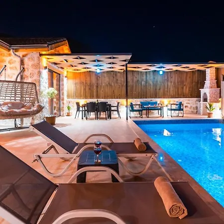Havuzu Dışarıdan Görünmeyen Jakuzili özel Havuzlu Lüks * Kalkan