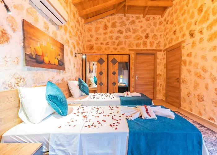 Villa Havuzu Disaridan Goeruenmeyen Jakuzili Oezel Havuzlu Lueks Kalkan