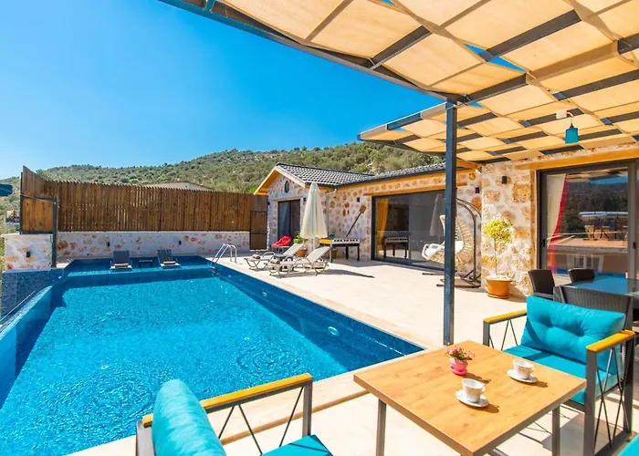 Havuzu Disaridan Goeruenmeyen Jakuzili Oezel Havuzlu Lueks Villa Kalkan