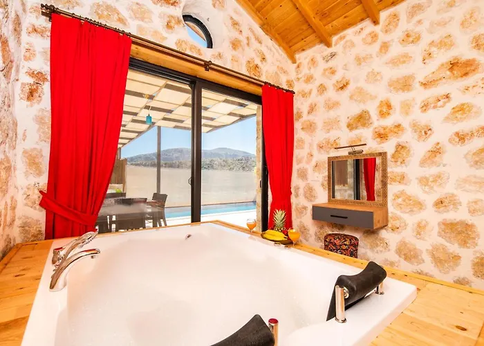 Havuzu Disaridan Goeruenmeyen Jakuzili Oezel Havuzlu Lueks Villa Kalkan