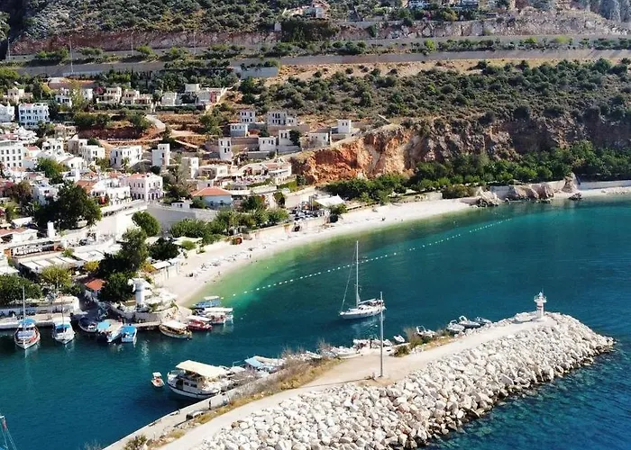 Havuzu Disaridan Goeruenmeyen Jakuzili Oezel Havuzlu Lueks Villa Kalkan