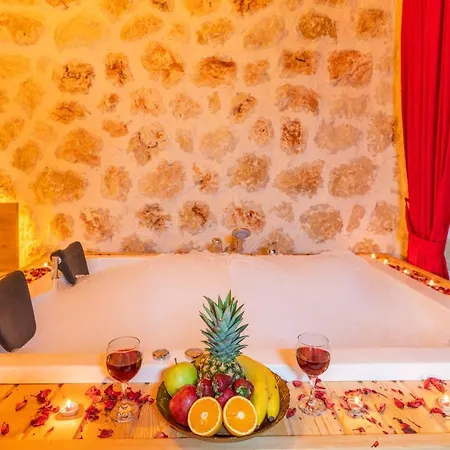 Havuzu Disaridan Goeruenmeyen Jakuzili Oezel Havuzlu Lueks וילה *