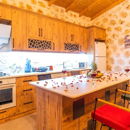 Havuzu Disaridan Goeruenmeyen Jakuzili Oezel Havuzlu Lueks Kalkan