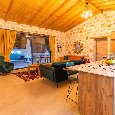 Havuzu Disaridan Goeruenmeyen Jakuzili Oezel Havuzlu Lueks Villa Kalkan