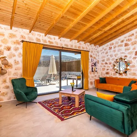 Villa Havuzu Disaridan Goeruenmeyen Jakuzili Oezel Havuzlu Lueks Kalkan