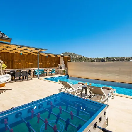 Villa Havuzu Disaridan Goeruenmeyen Jakuzili Oezel Havuzlu Lueks Kalkan