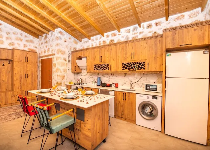 Villa Havuzu Disaridan Goeruenmeyen Jakuzili Oezel Havuzlu Lueks Kalkan