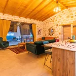 Havuzu Disaridan Goeruenmeyen Jakuzili Oezel Havuzlu Lueks Vila Kalkan