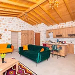 Havuzu Disaridan Goeruenmeyen Jakuzili Oezel Havuzlu Lueks Vila Kalkan