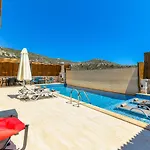 Havuzu Disaridan Goeruenmeyen Jakuzili Oezel Havuzlu Lueks Vila Kalkan