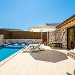 Havuzu Disaridan Goeruenmeyen Jakuzili Oezel Havuzlu Lueks Vila Kalkan